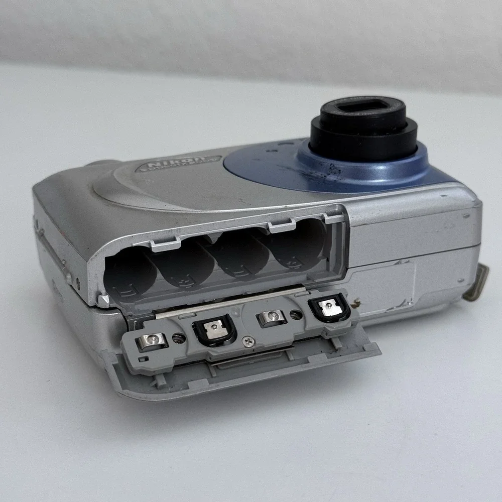 Nikon Coolpix 2000 Digital CAMERA ONLY AA Battery NOT INCLUDED TURNS ON